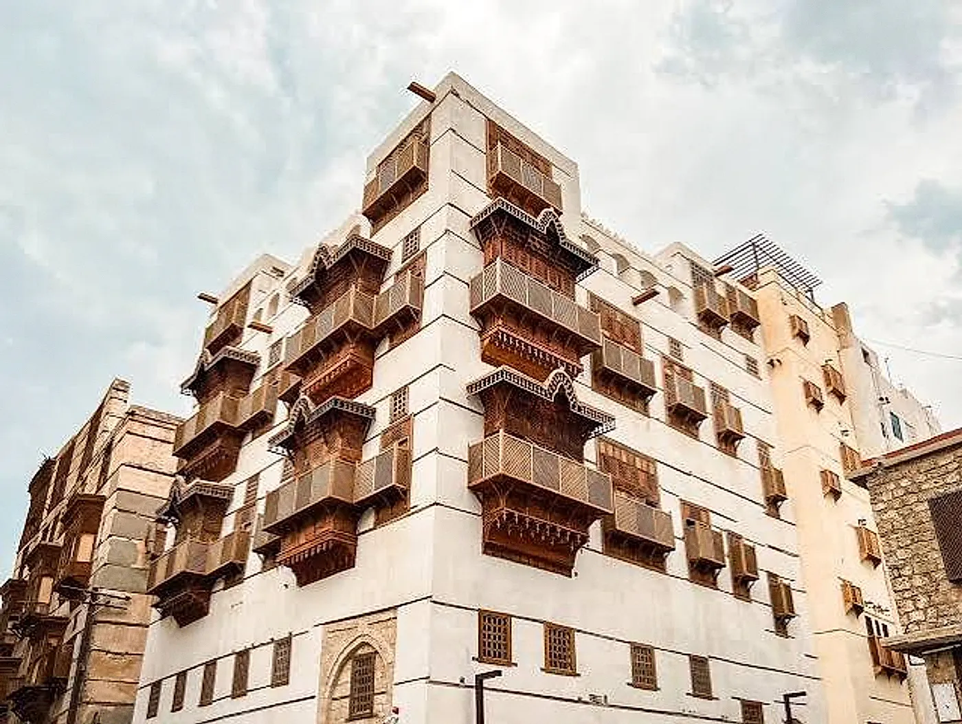 عمارة تاريخية بمشربيات خشبية في البلد، جدة